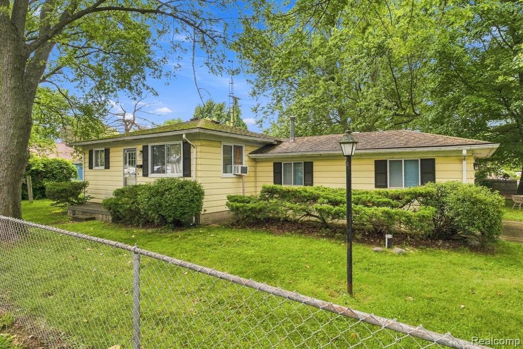 7337 Dogwood Road — photo