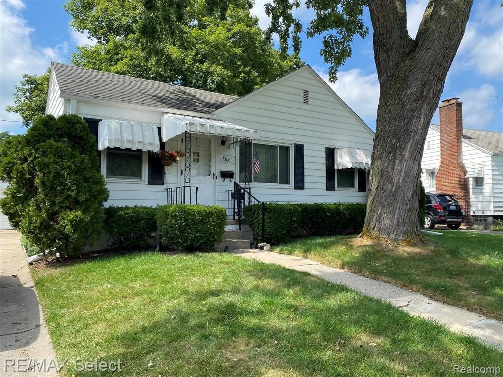 808 Mann Avenue — photo