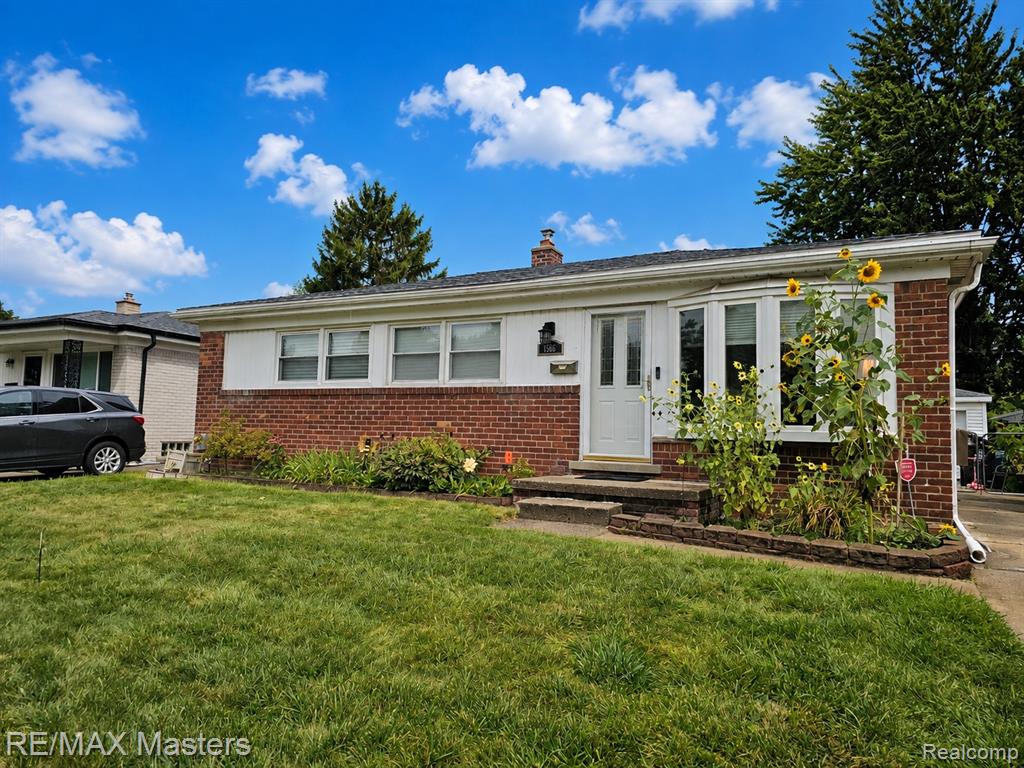 1566 Leslie Street — photo