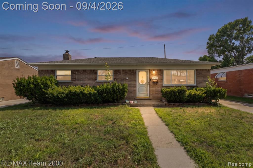 34345 Rosslyn Street — photo