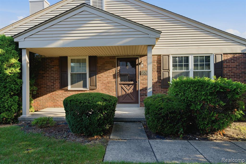 15762 Cambridge Drive 61 — photo