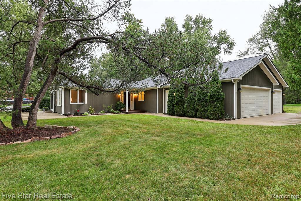 9045 Commerce Road, Commerce Twp, MI 48382 — photo 3