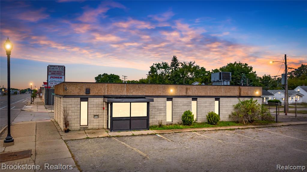 21511 Van Dyke Avenue — photo