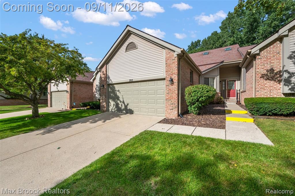 305 Pineknoll Court — photo
