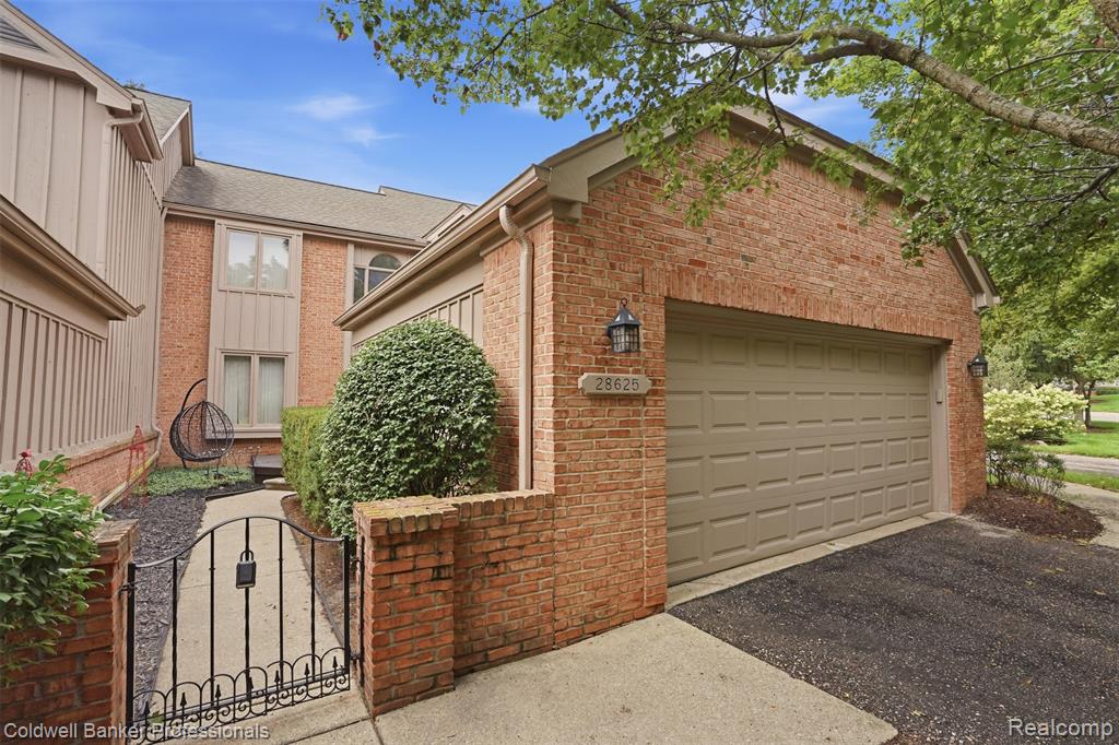 28625 Auburn Court — photo