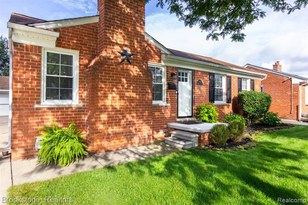 9829 Mayfield Street — photo