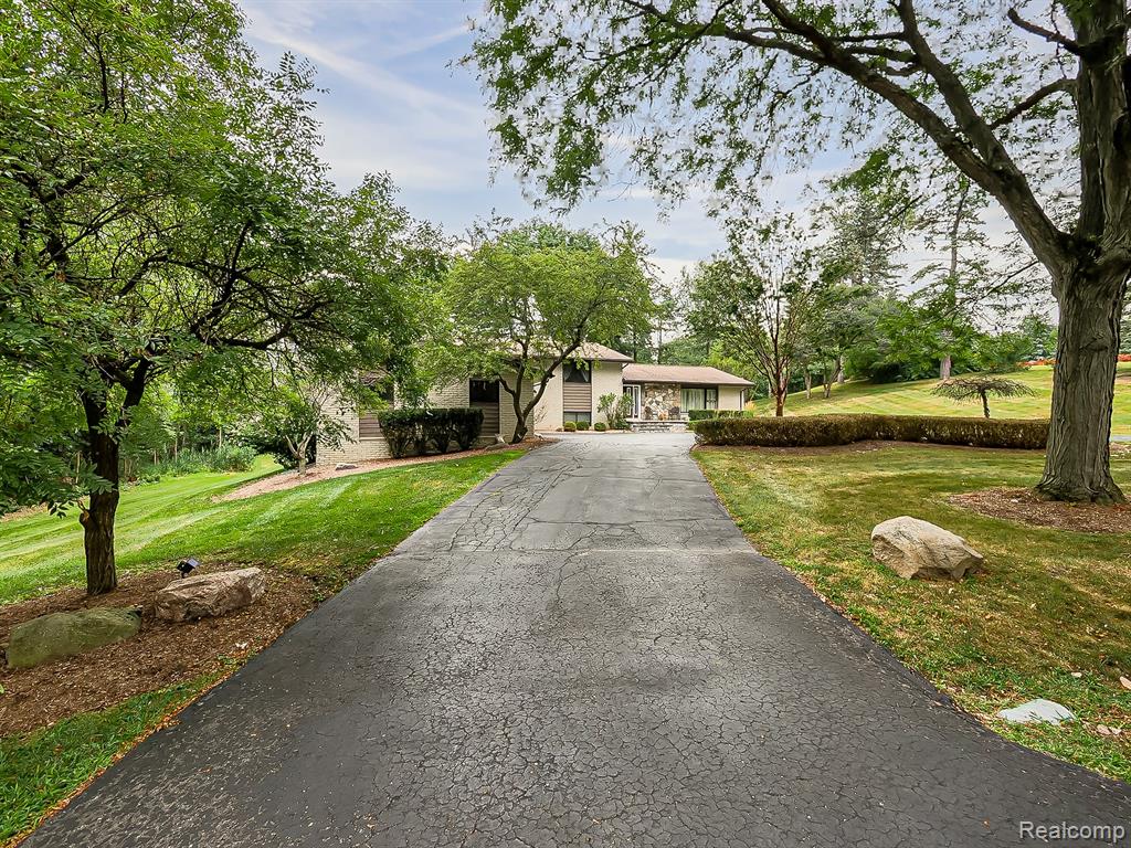 1021 Dowling Road — photo