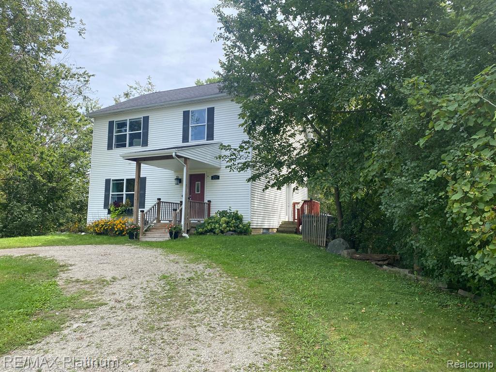 2327 Hammerslea Road — photo