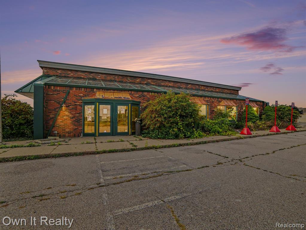 5275 W US Highway 10 — photo