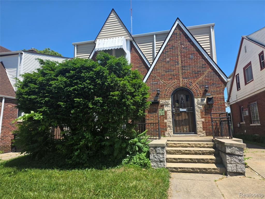 13918 Roselawn Street — photo