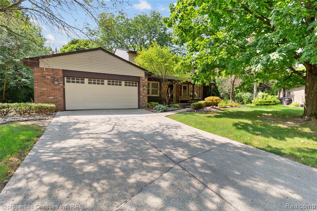 41101 Croydon Court — photo
