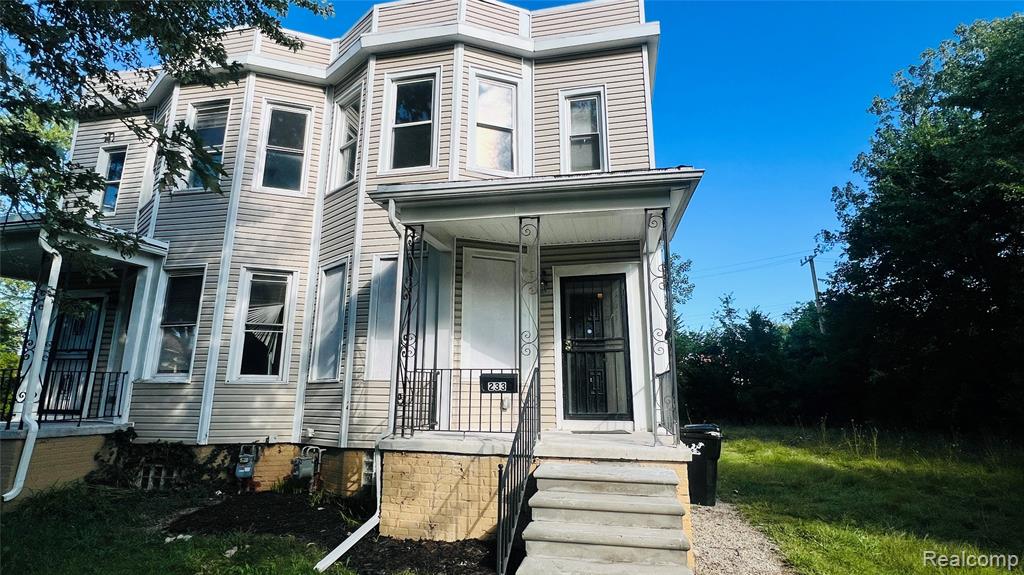 233 Leicester Court — photo