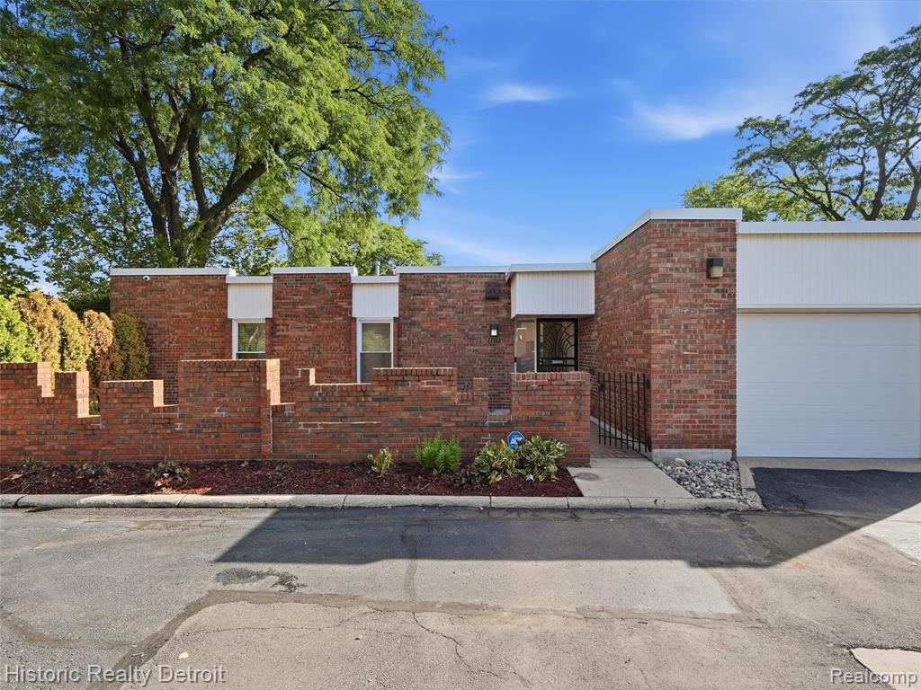 2077 Hyde Park Drive — photo