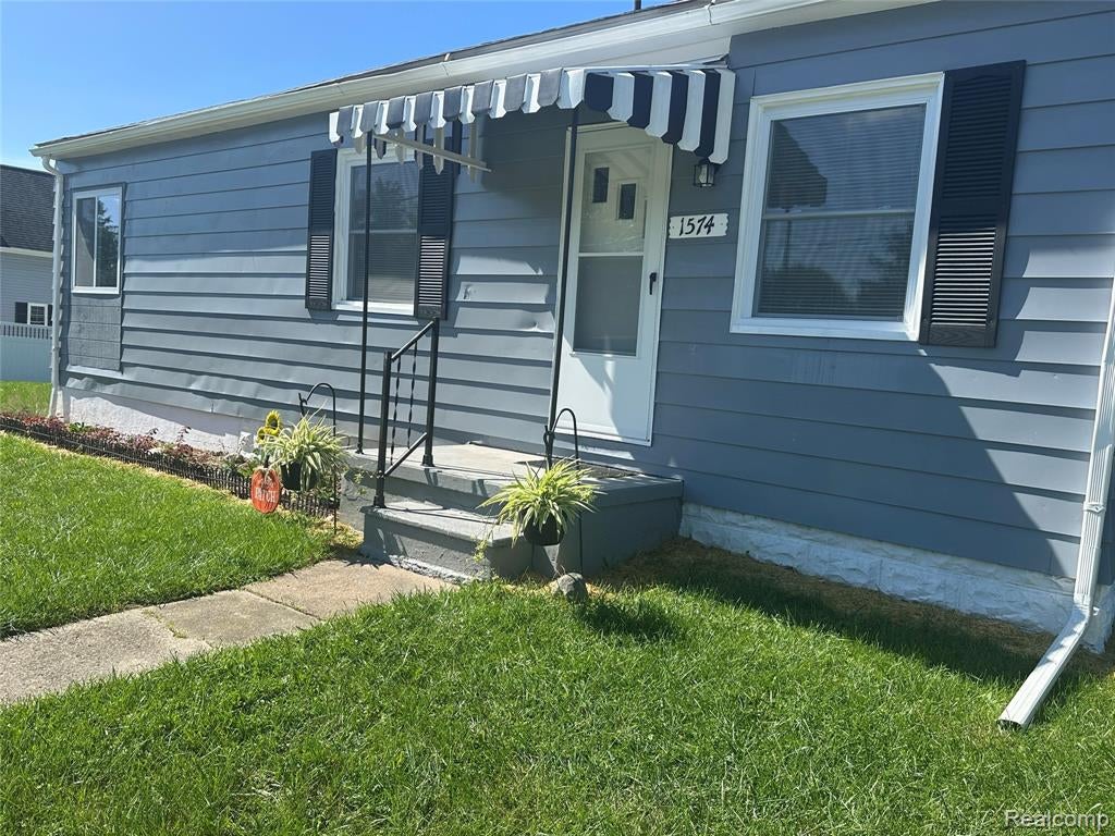 1574 S Graham Road — photo