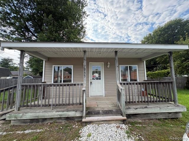 7085 Lakeshore Road — photo