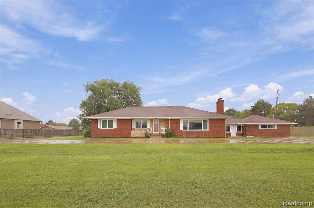 5353 18 Mile Road — photo