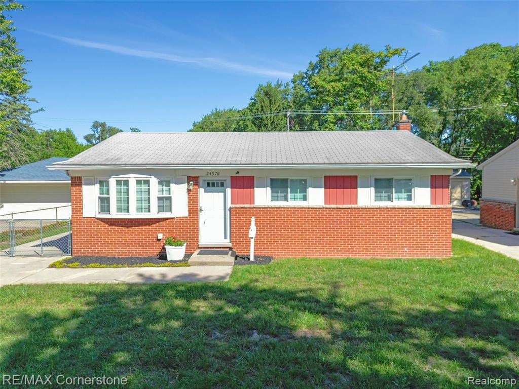 34578 Phyllis Street — photo