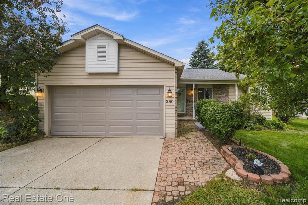 290 Hyatt Lane — photo