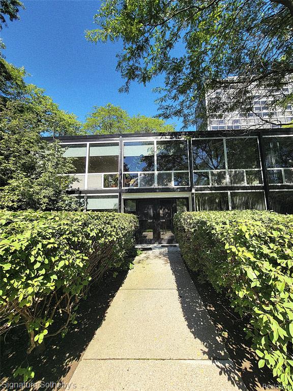 1339 Nicolet Place — photo