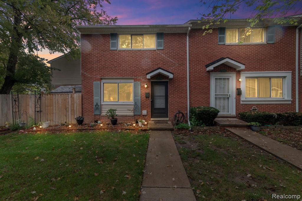 25794 Cambridge Court — photo