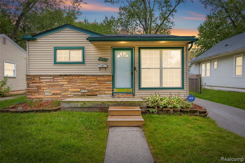 18507 Brady — photo