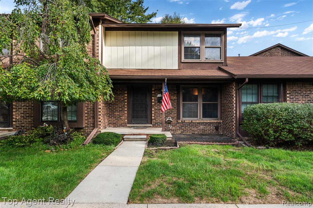 28340 Queens Court — photo