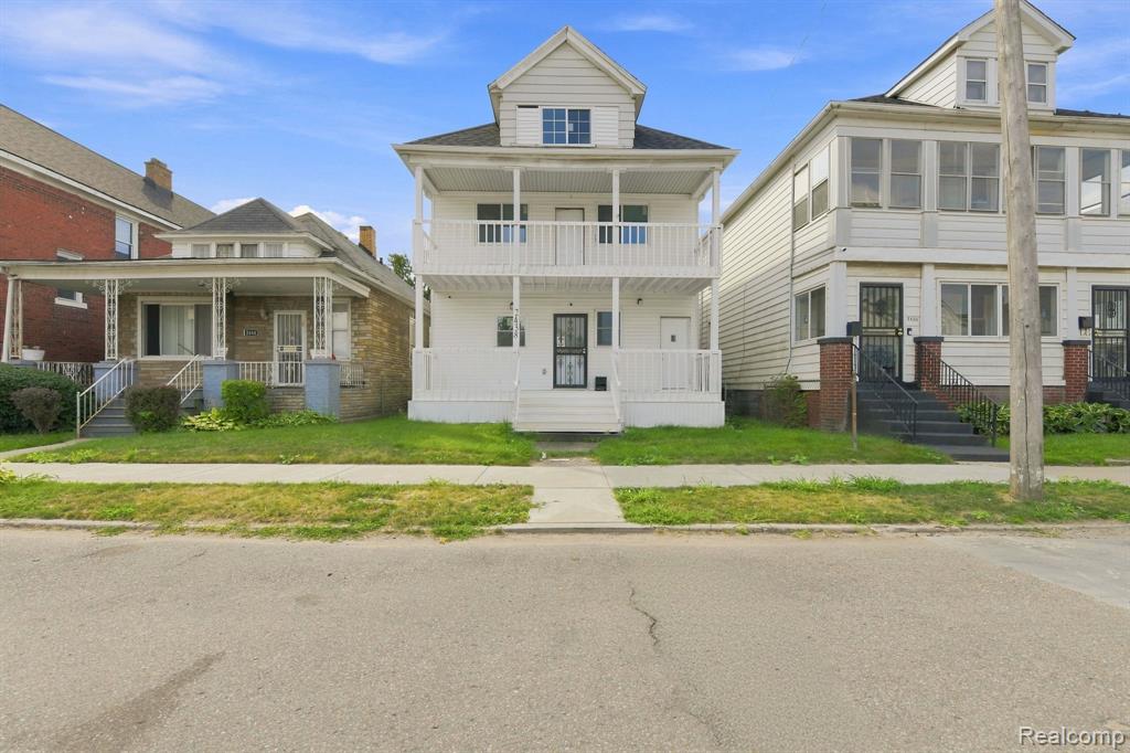 2438 Burnside Street — photo