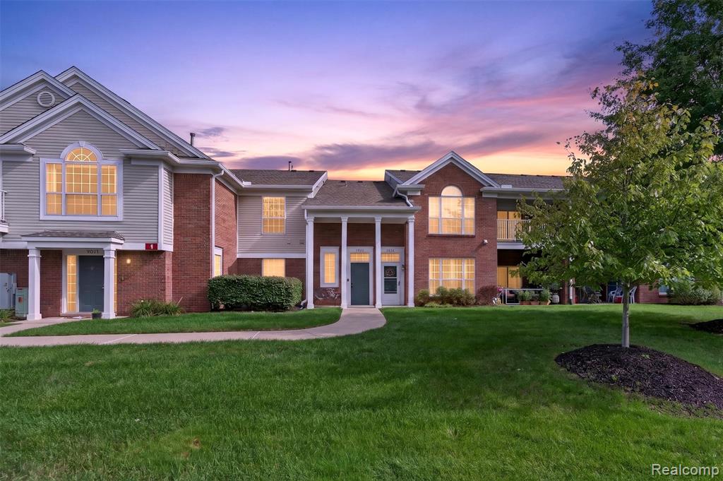 16885 Carriage Way — photo