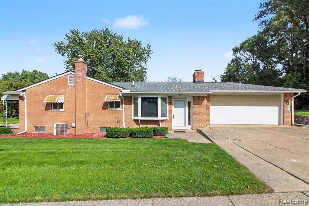 1085 Queen Court — photo