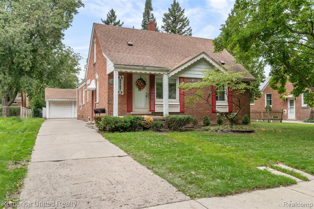 9587 Cardwell Street — photo