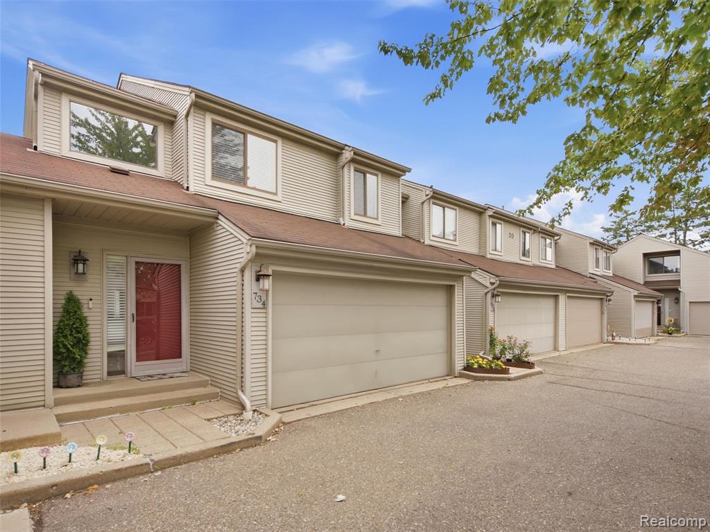 734 Hamilton Court — photo