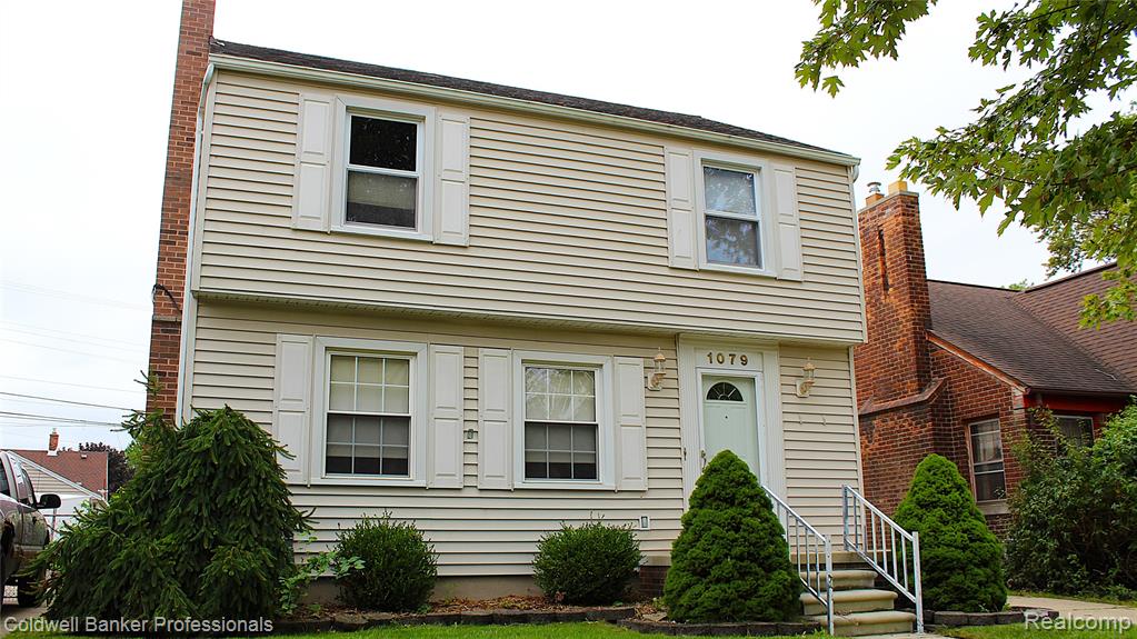 1079 Riverbank Street — photo