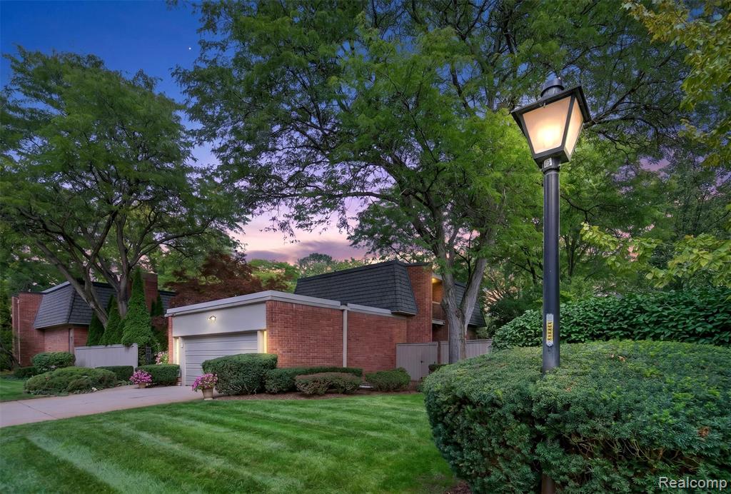 1043 Stratford Lane — photo