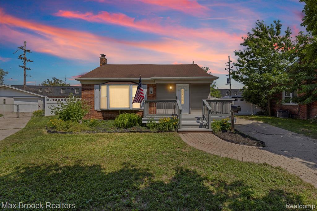 1122 Symes Court — photo