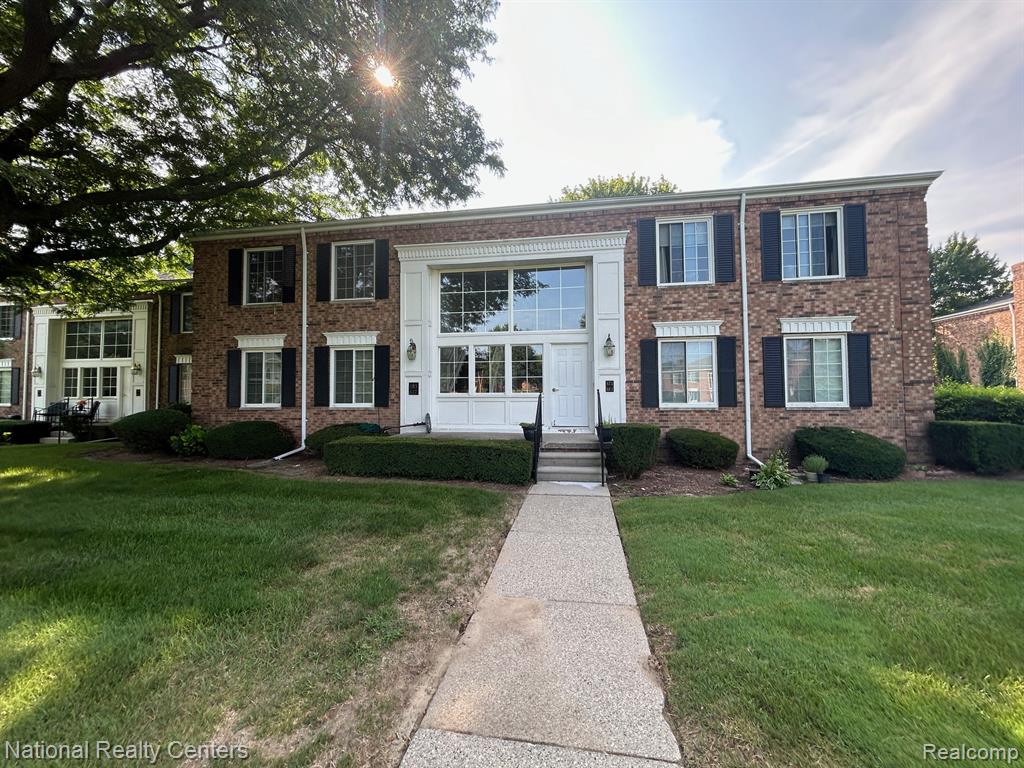 683 E Fox Hills Drive — photo
