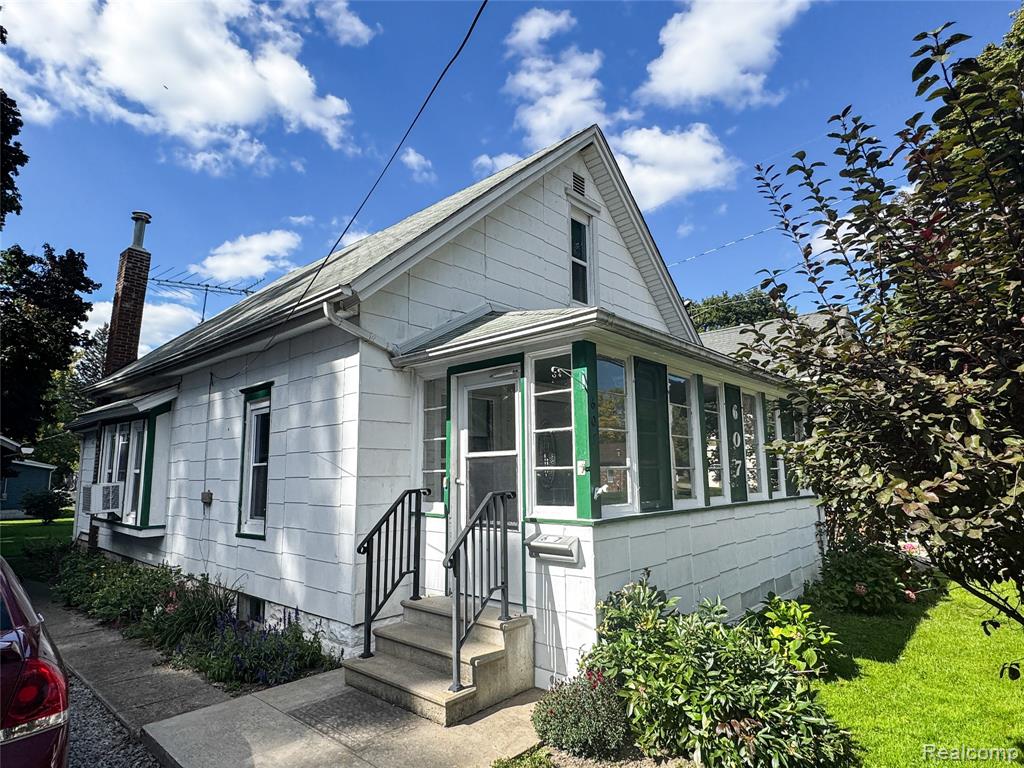 607 N Oak Street — photo