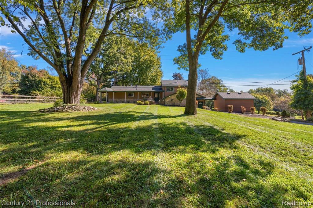 8380 Pine Knob Road — photo