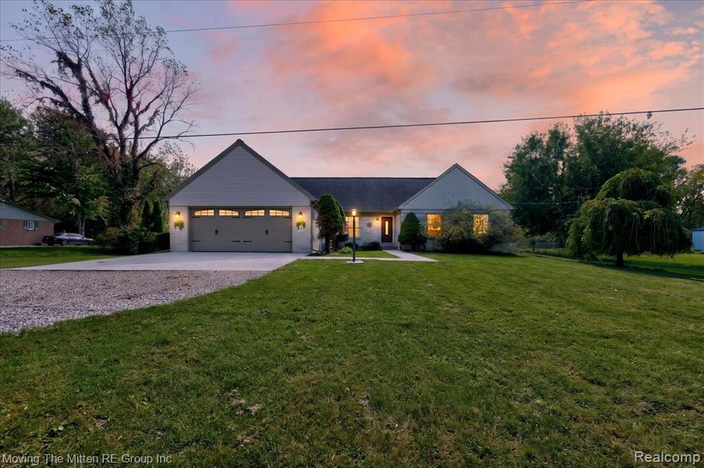 8543 Oakville Waltz Road — photo