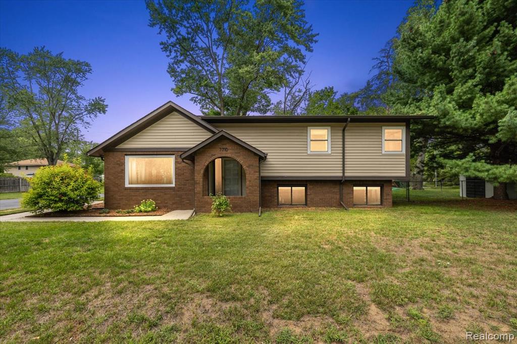 7710 Richardson Road — photo