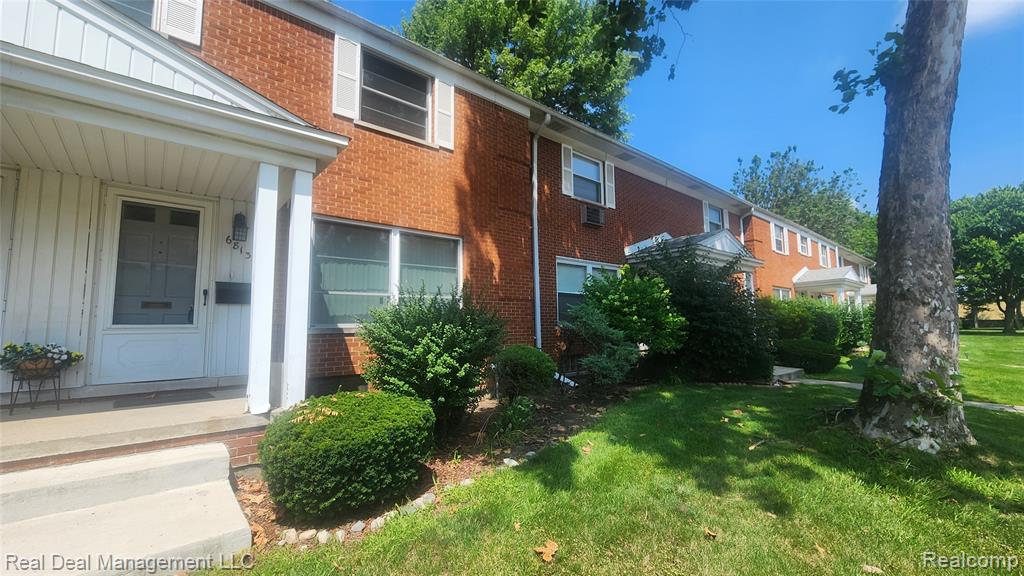 6813 Country Lane — photo