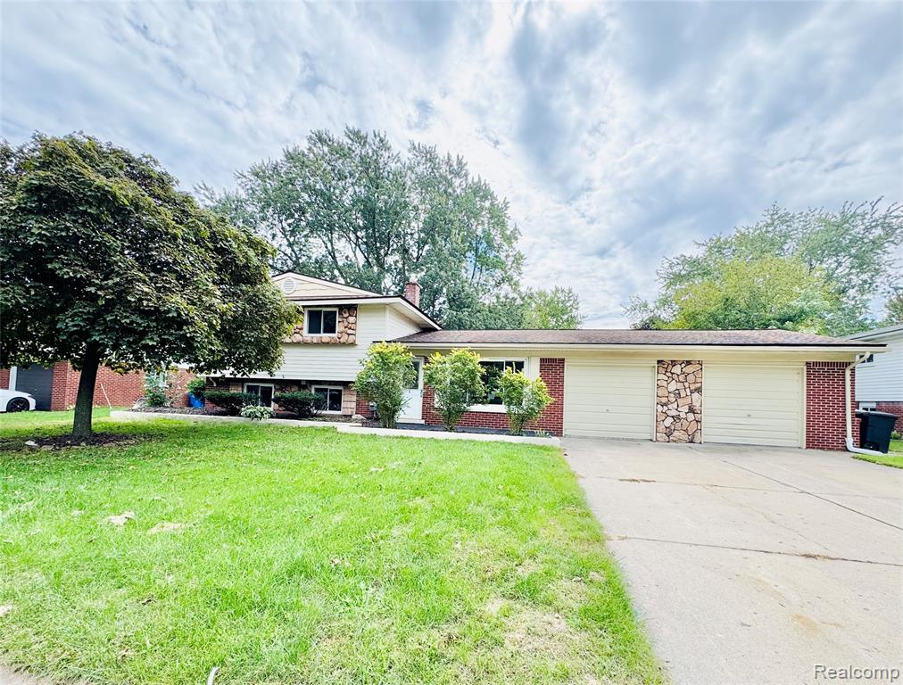 5779 Strathdon Way — photo
