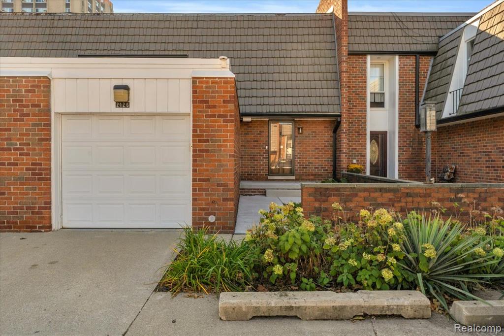 2126 Bryanston Crescent Street — photo