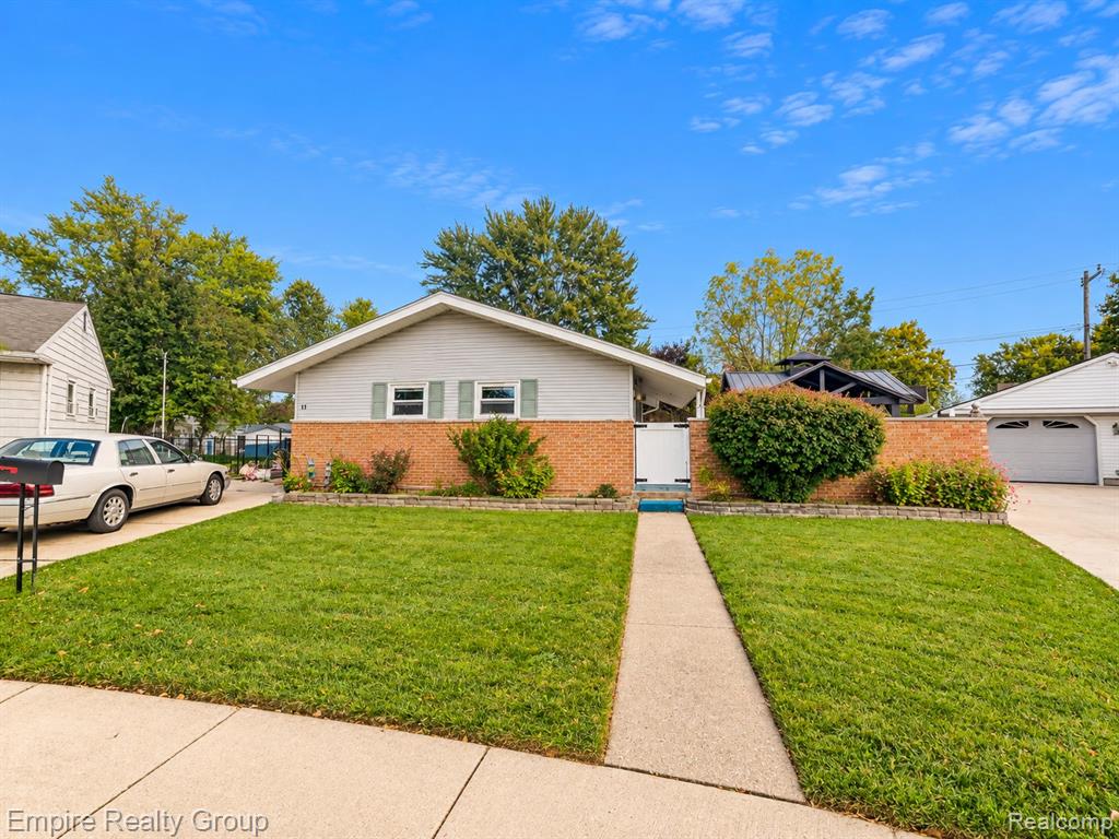 11 Custer Court — photo
