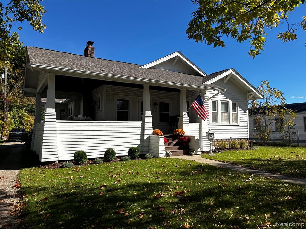 816 E Grand River Avenue — photo