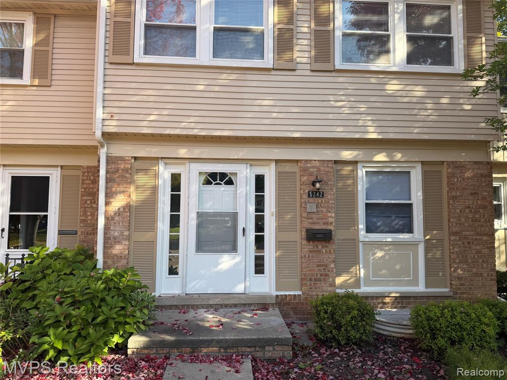 5242 Breeze Hill — photo