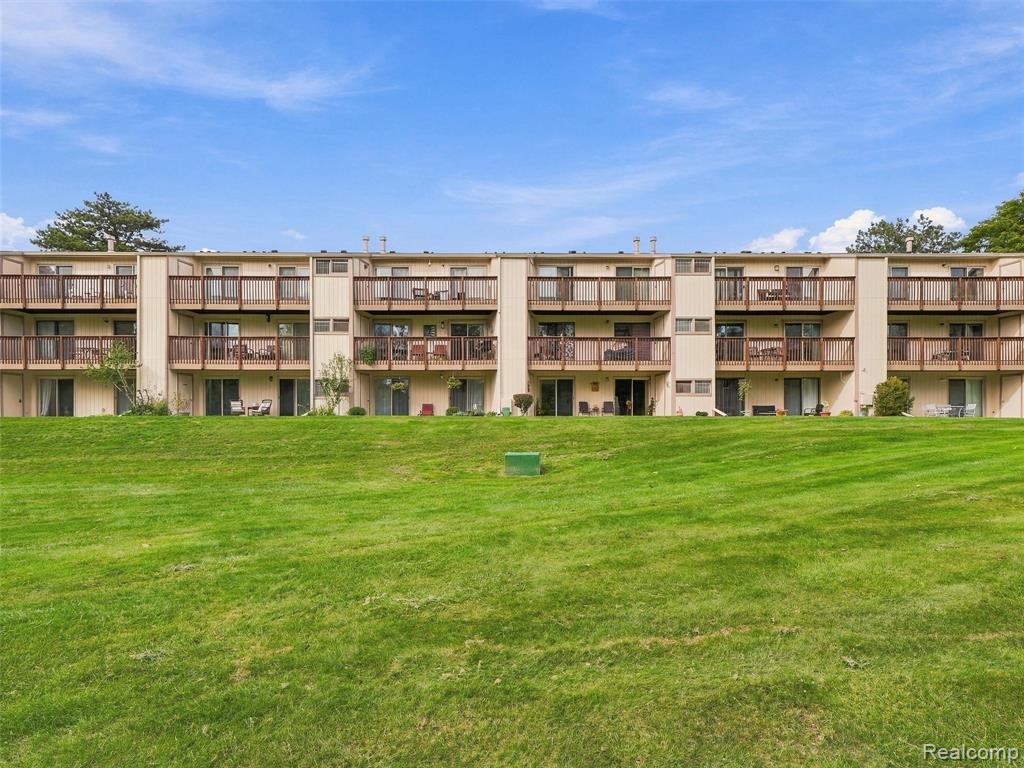 1677 Riverside Drive, Rochester Hills, MI 48309 — photo 2