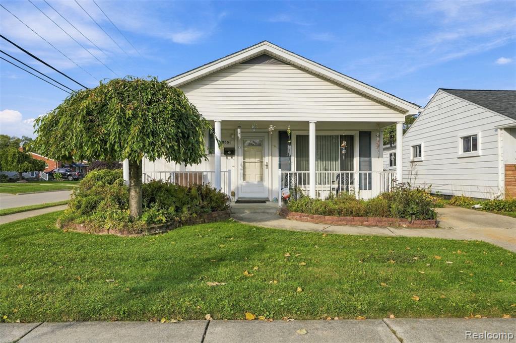 8350 Elm Street — photo