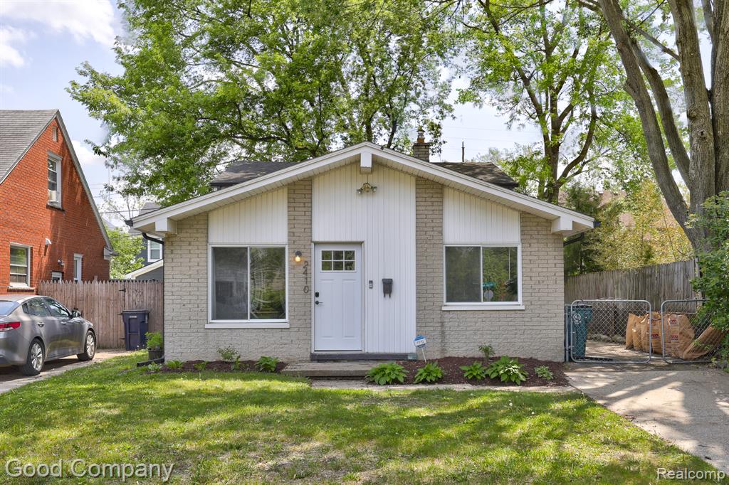 2410 E Lincoln Avenue — photo