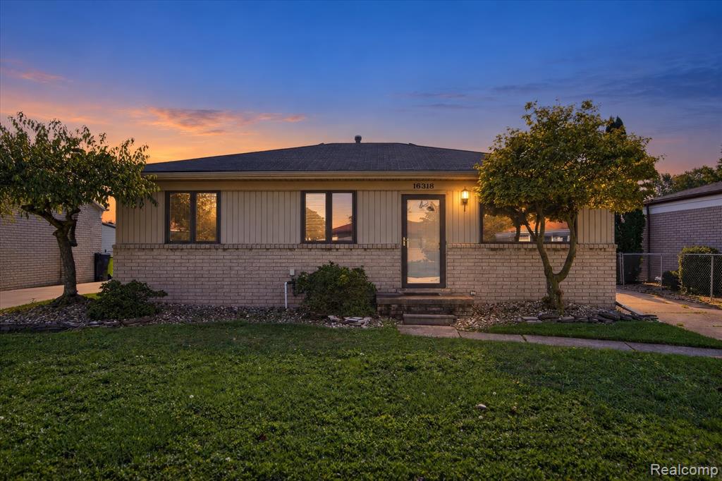 16318 Wellington Avenue — photo