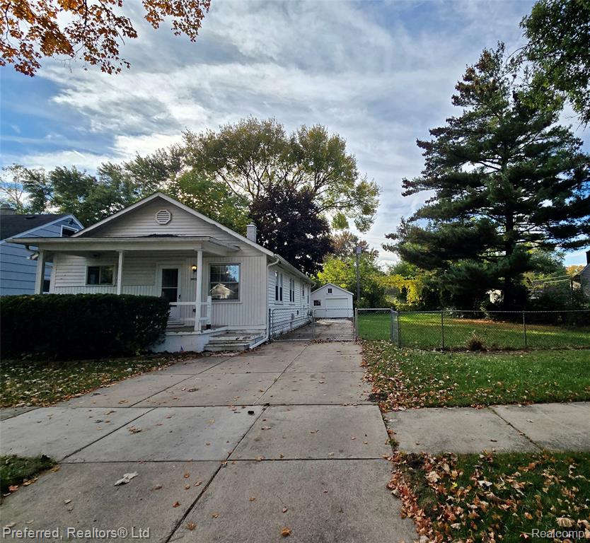 19975 Poinciana — photo
